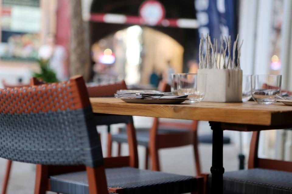 Reservas online para restaurantes en Alicante: una sola agenda para web, teléfono y WhatsApp
