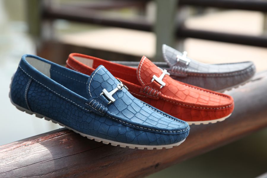 Mocasines de piel en azul, rojo y gris