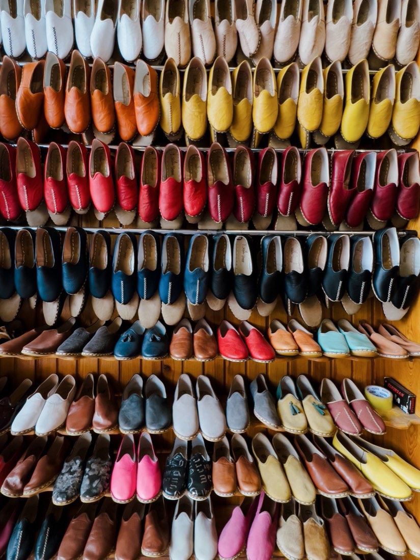 Estantería con muestrario de zapatos de colores