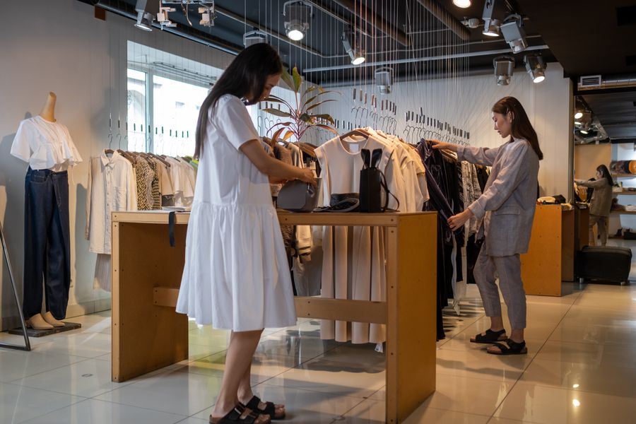 Clientas en una tienda de moda