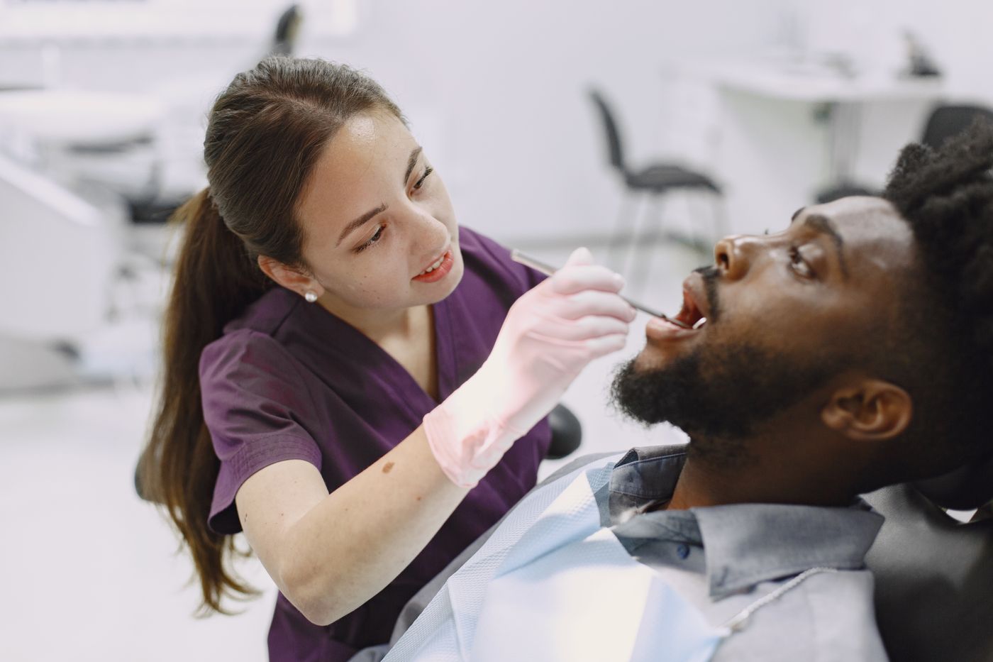 Dentista atendiendo a un paciente en consulta