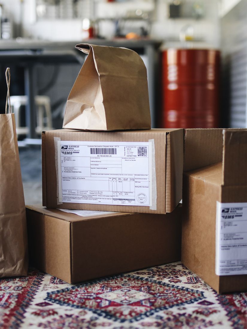 Cajas de envío con etiqueta preparadas para salir
