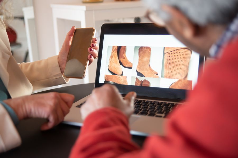 Cliente comprando en una tienda online desde el portátil