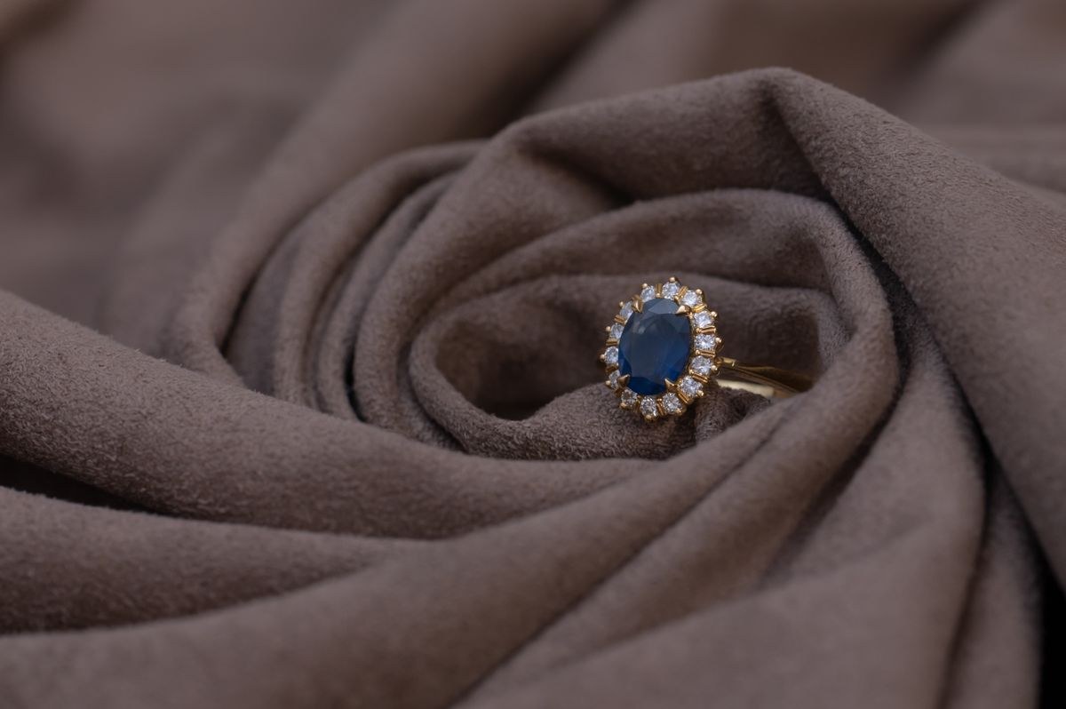 Ejemplo de fotografía de producto: anillo de oro sobre tela de ante
