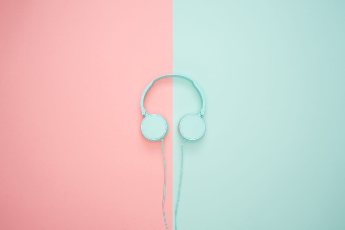 Ejemplo de fotografía de producto: auriculares sobre fondo pastel
