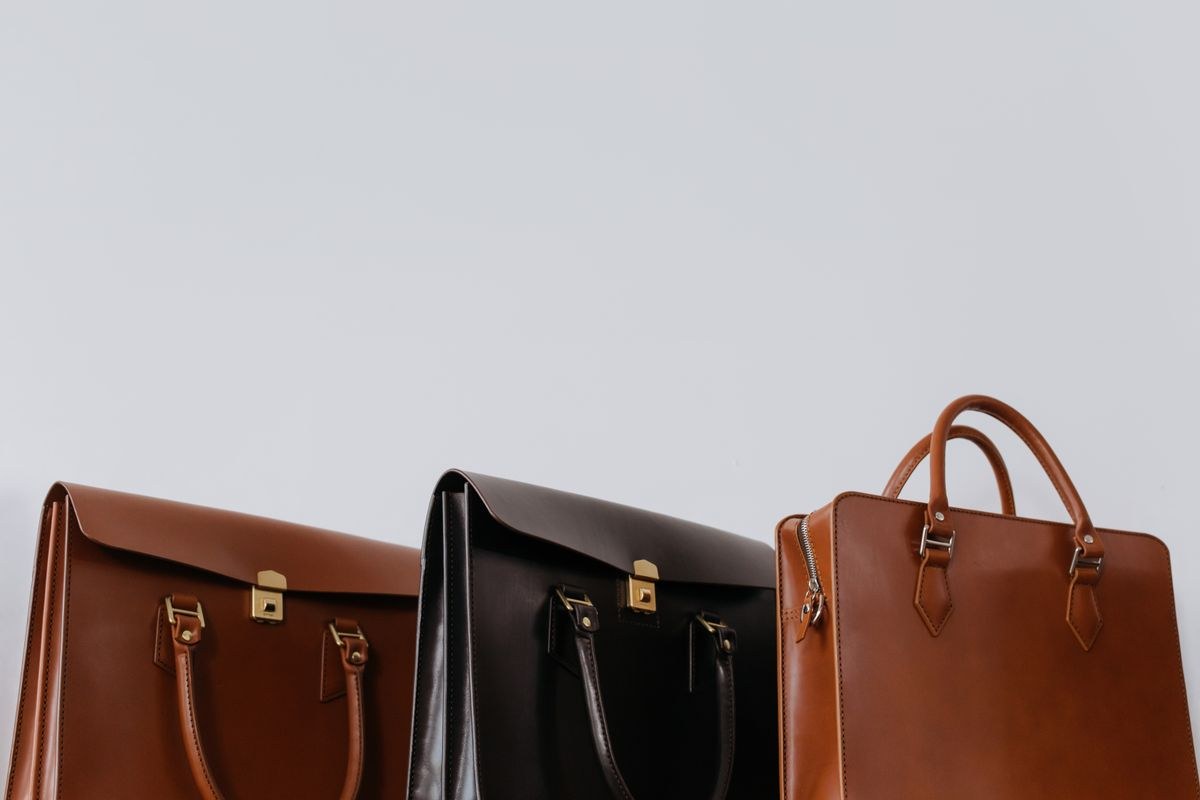 Ejemplo de fotografía de producto: bolsos de piel sobre fondo neutro