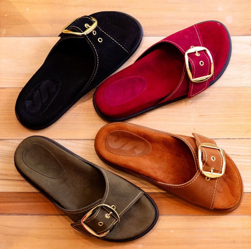 Ejemplo de fotografía de producto: sandalias de ante en varios colores