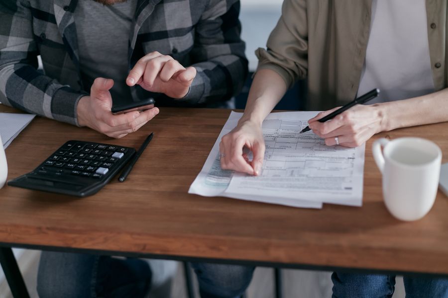 Facturas y calculadora sobre una mesa