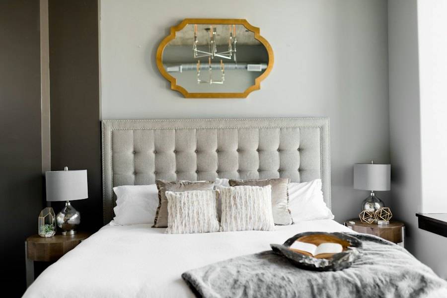 Habitación de hotel con cama de matrimonio