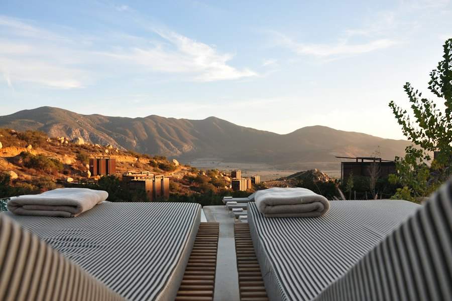 Tumbonas en la terraza de un hotel con vistas a la montaña